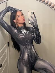 Title: Urfavbellabby: Building a Unique Digital Identity in the Age of Social Media urfavbellabby